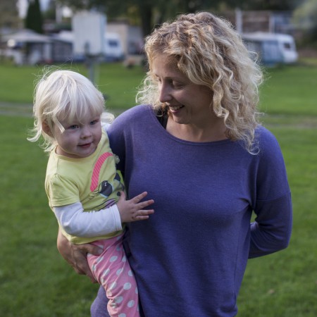 Femke met dochter Lena op de arm